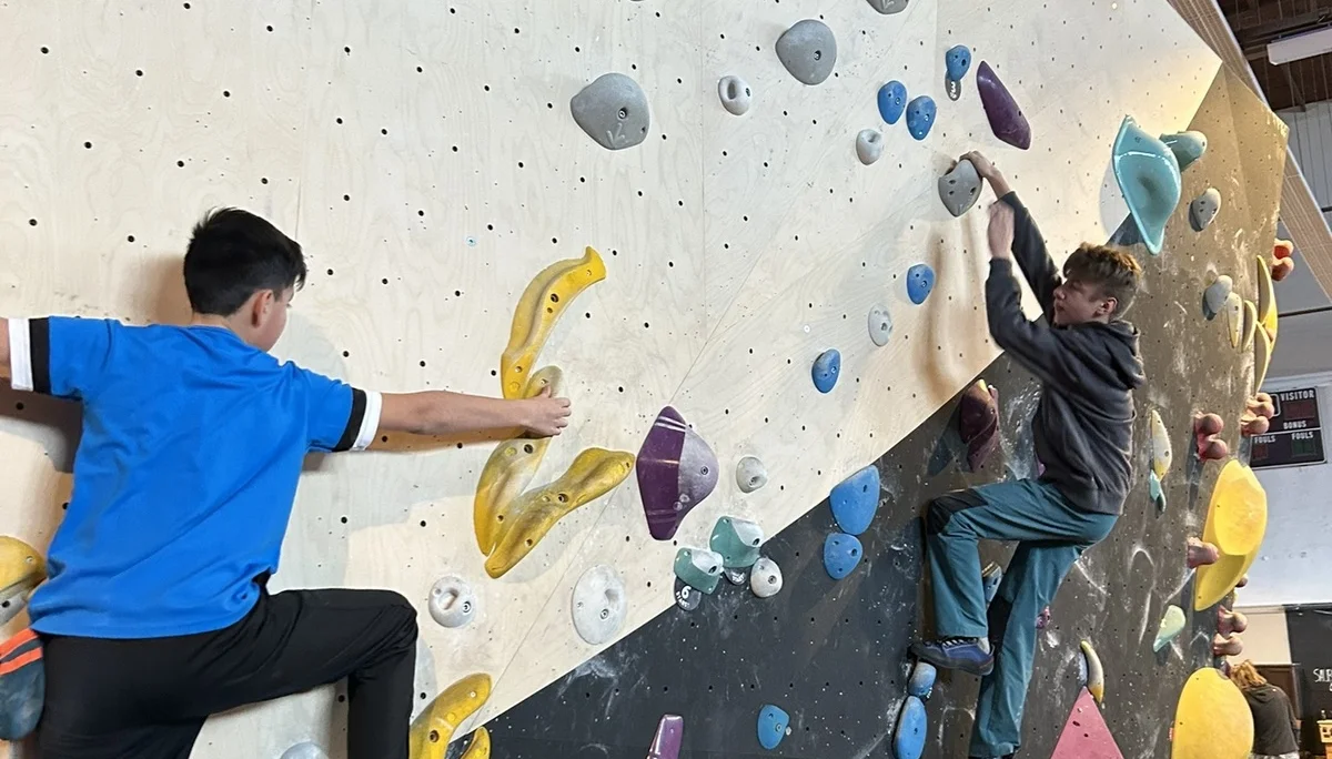 2 jungs beim bouldern  | © leonie hoffmann