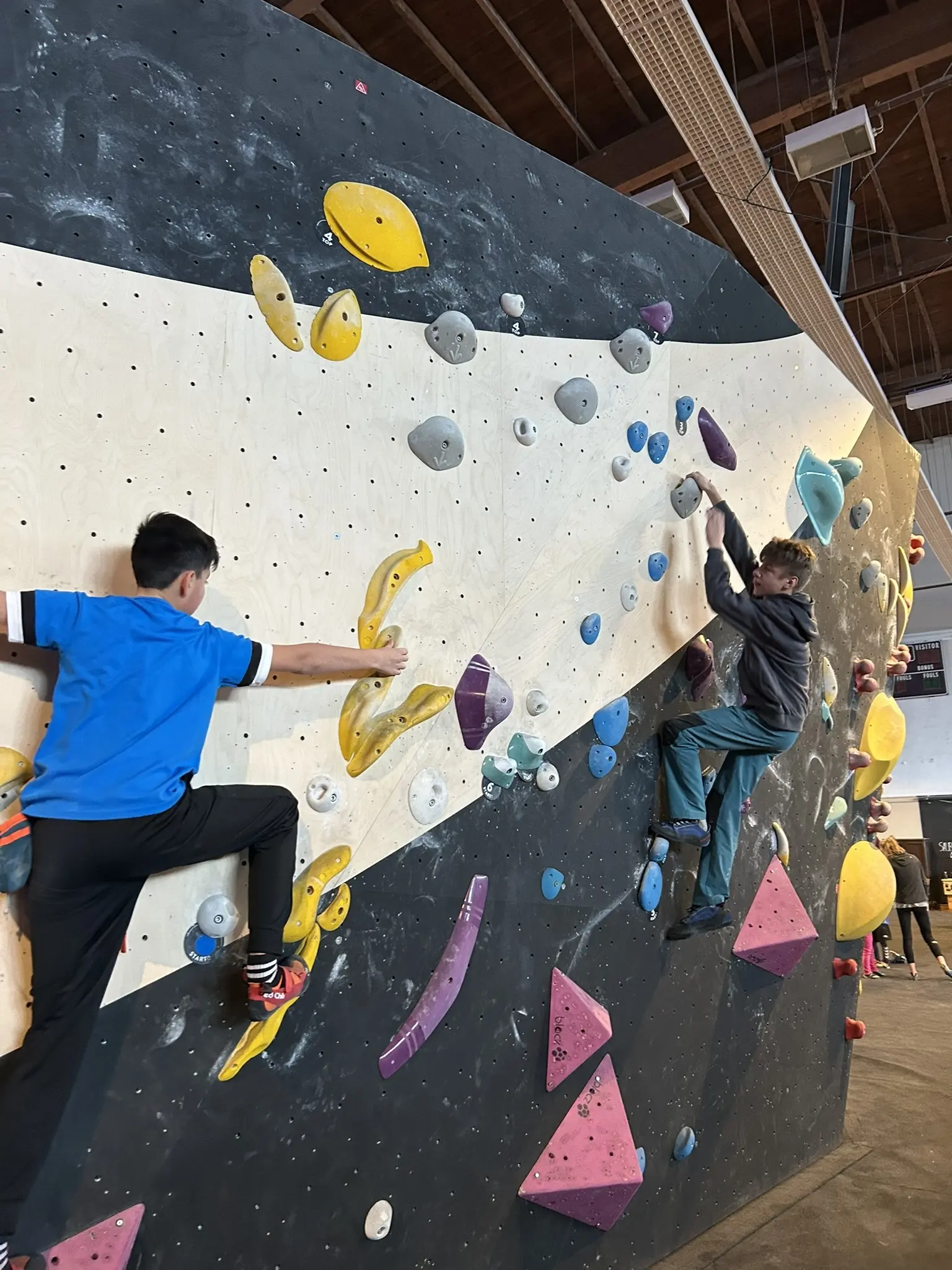 2 jungs beim bouldern  | © leonie hoffmann