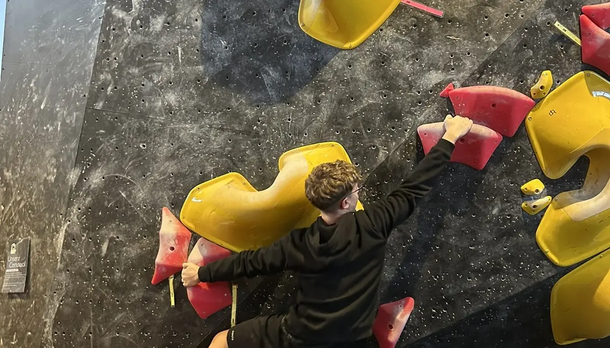 junge im boulder | © leonie hoffmann