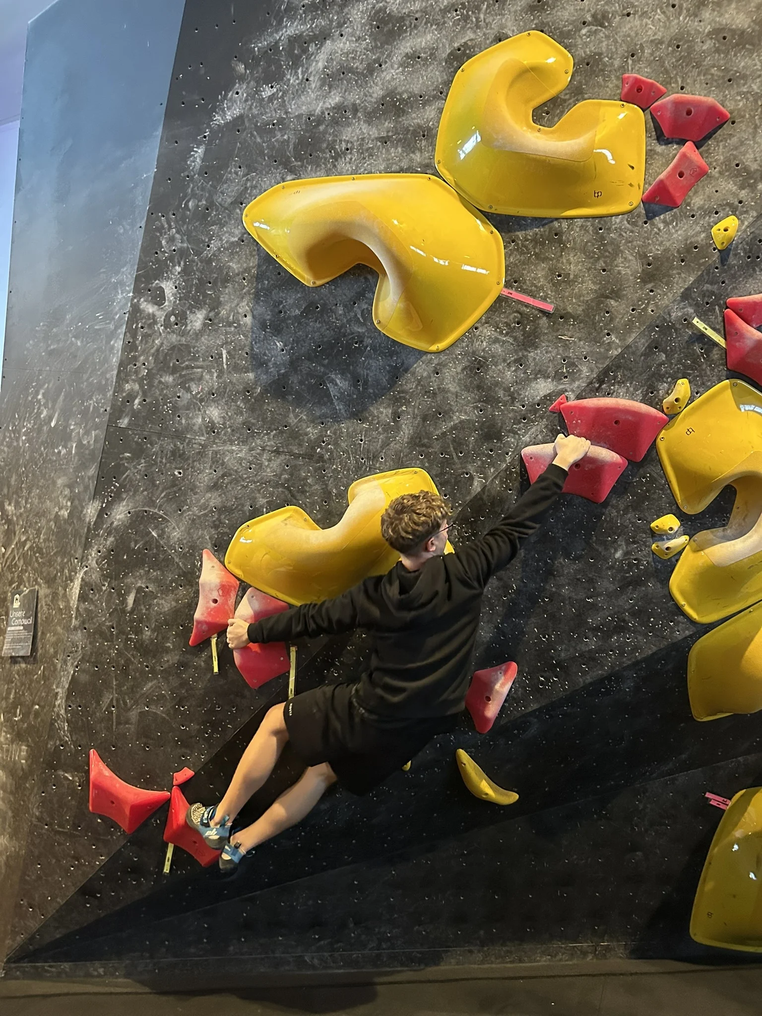 junge im boulder | © leonie hoffmann