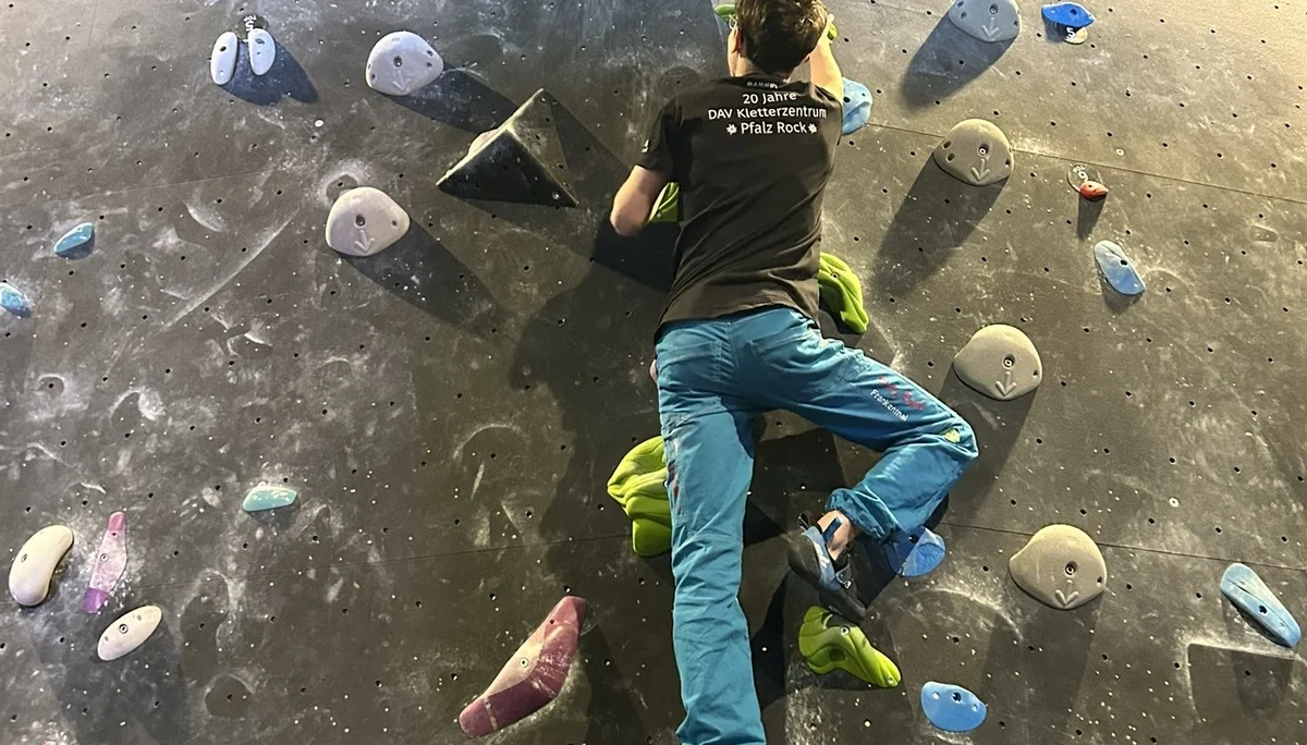 junge beim bouldern  | © leonie hoffmann