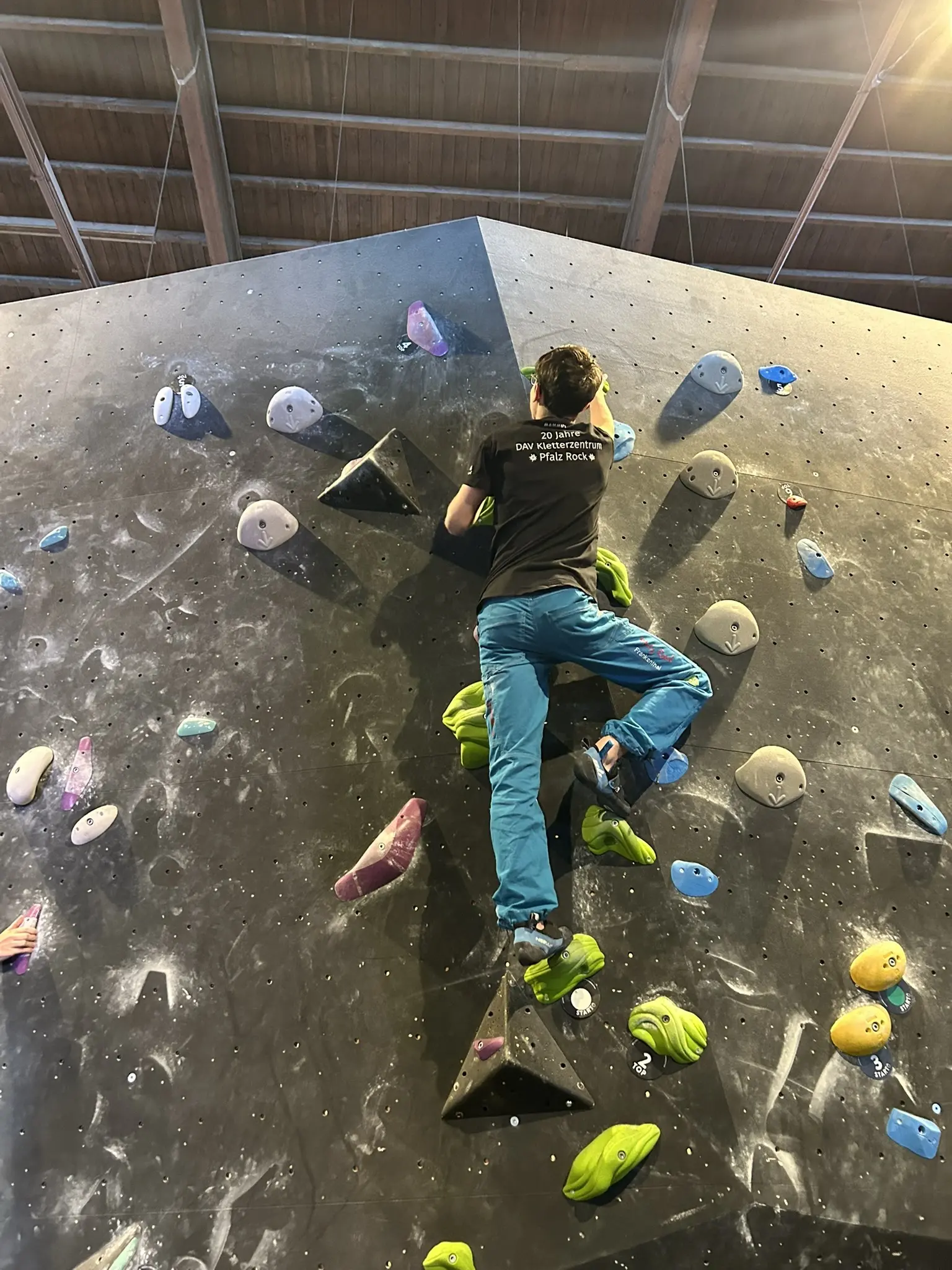 junge beim bouldern  | © leonie hoffmann