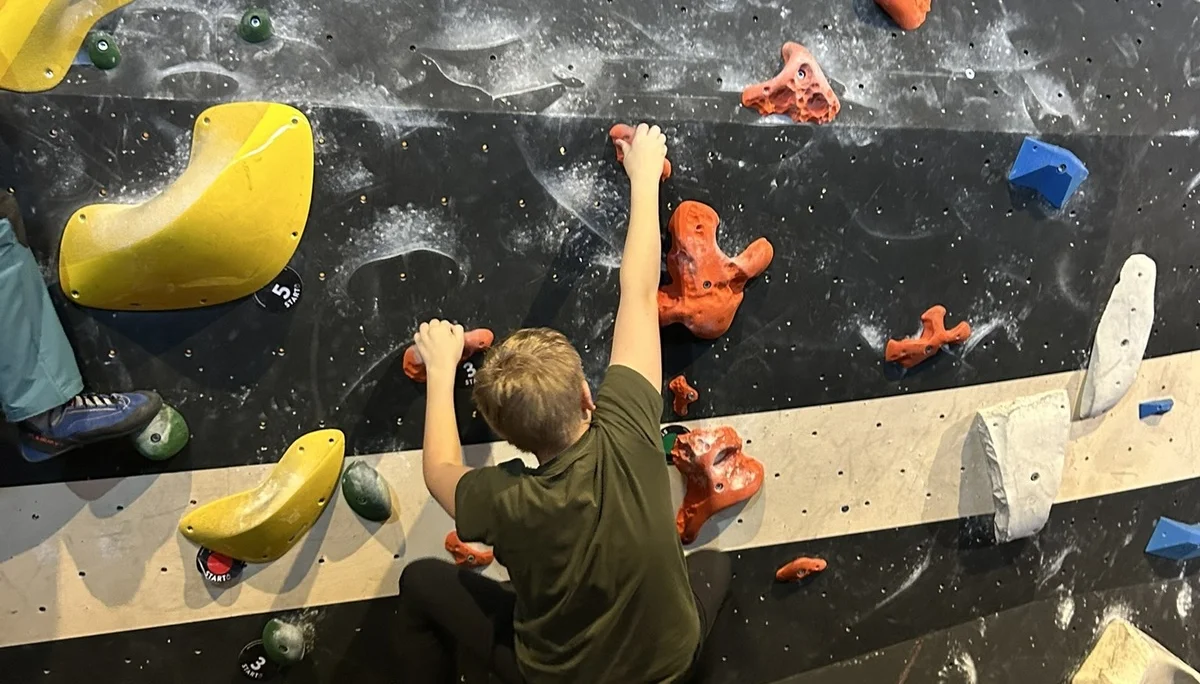 junge beim bouldern | © leonie hoffmann
