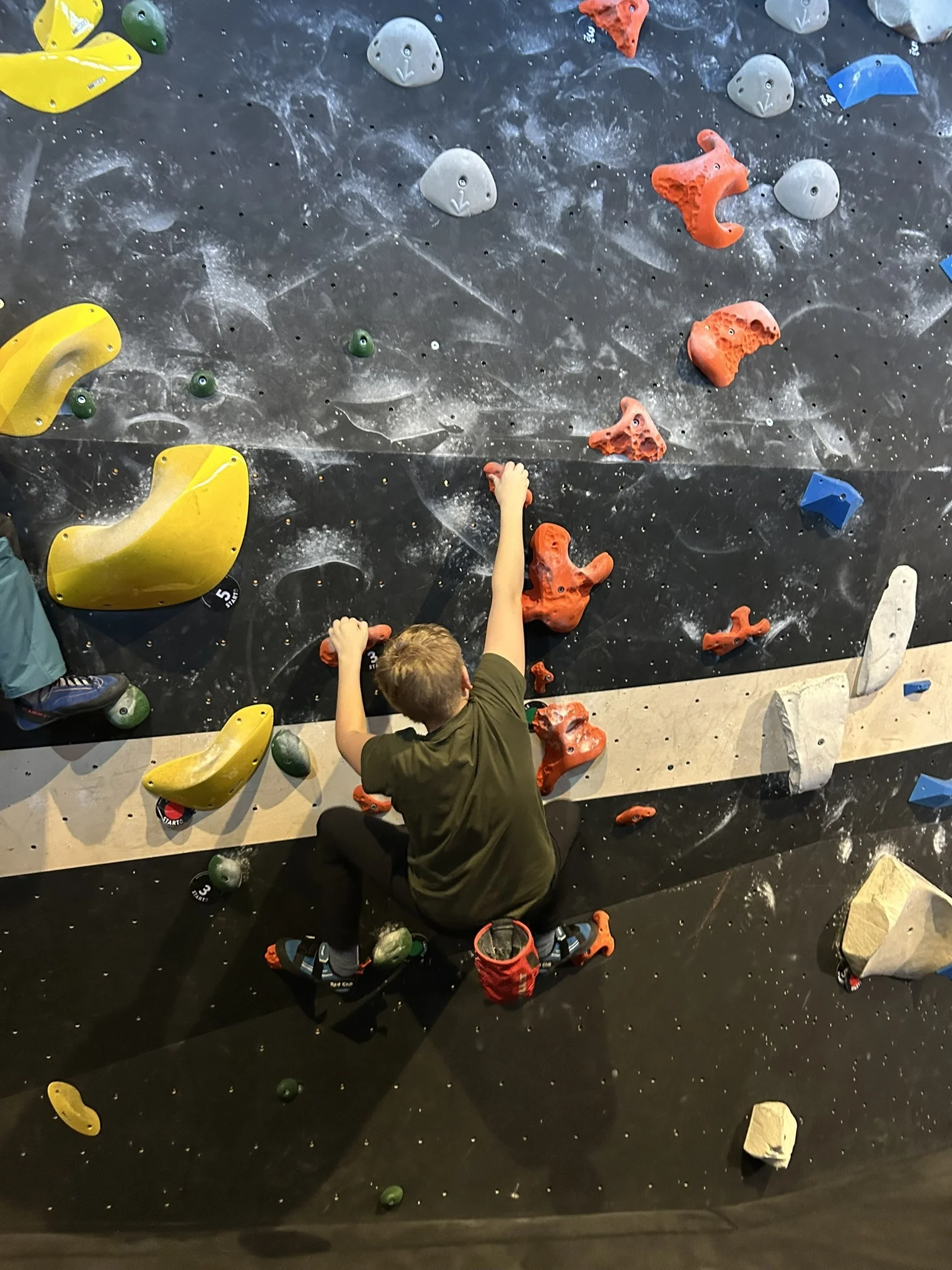 junge beim bouldern | © leonie hoffmann