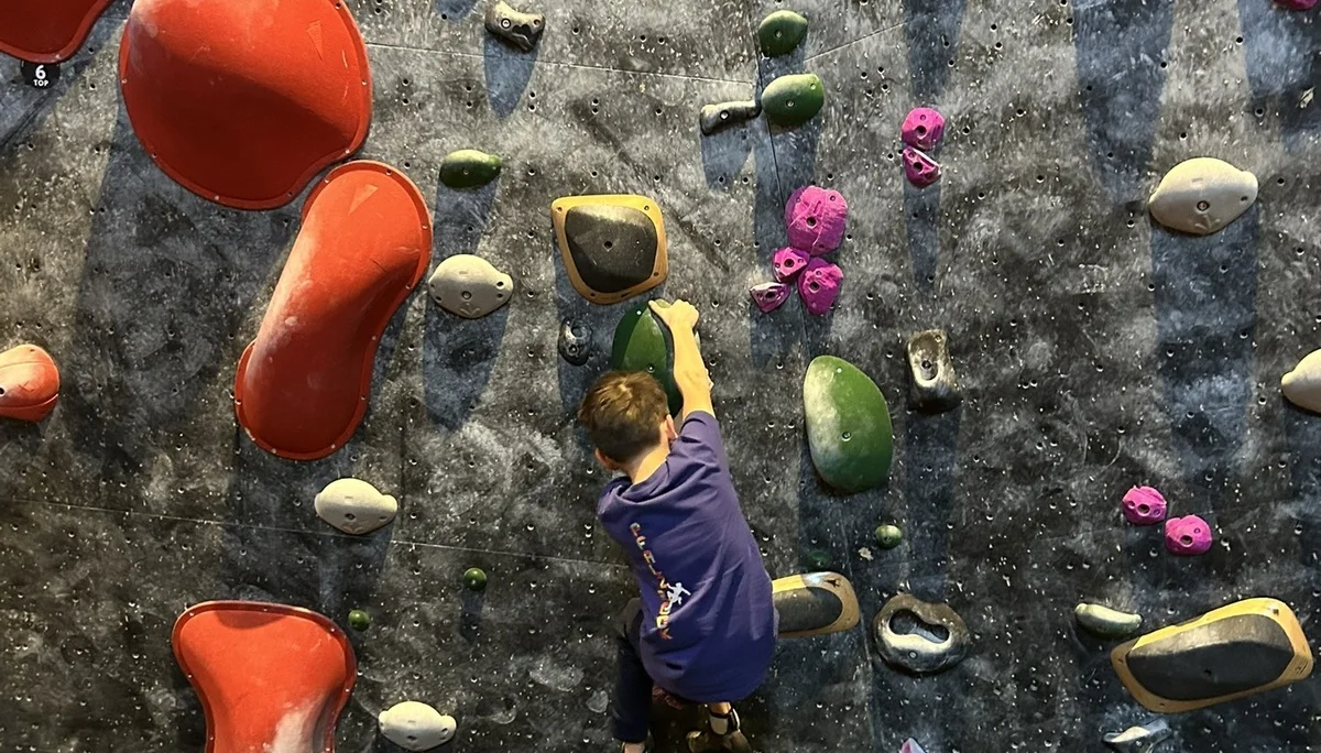 mädchen beim bouldern  | © leonie hoffmann