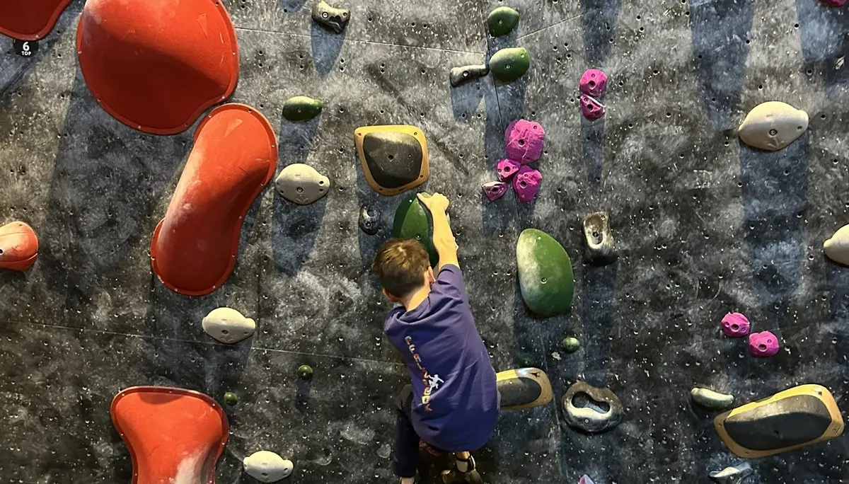 mädchen beim bouldern  | © leonie hoffmann