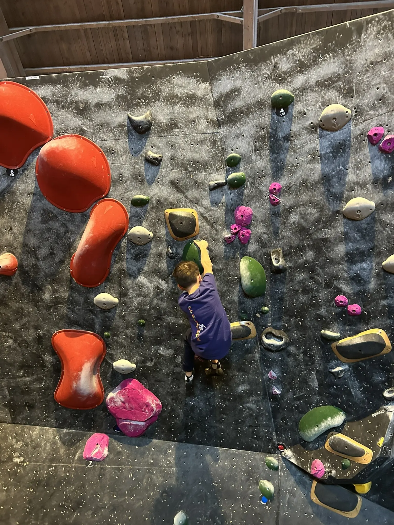mädchen beim bouldern  | © leonie hoffmann