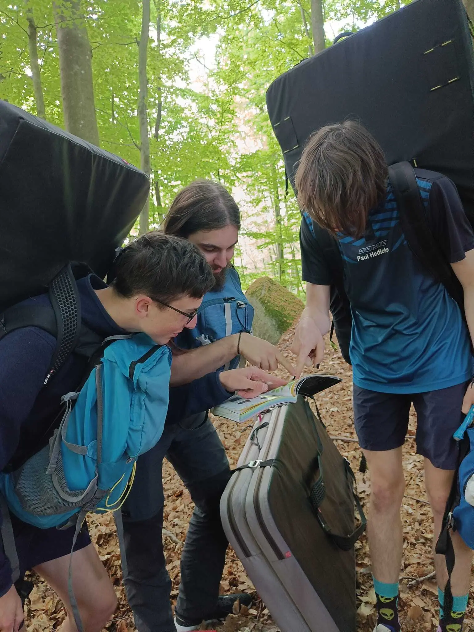 jungs beim felsbouldern | © david wahl 