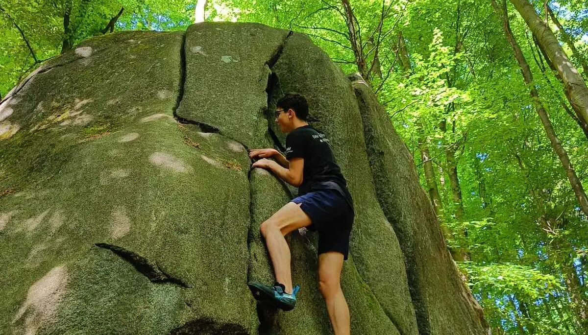 jungs beim felsbouldern | © david wahl