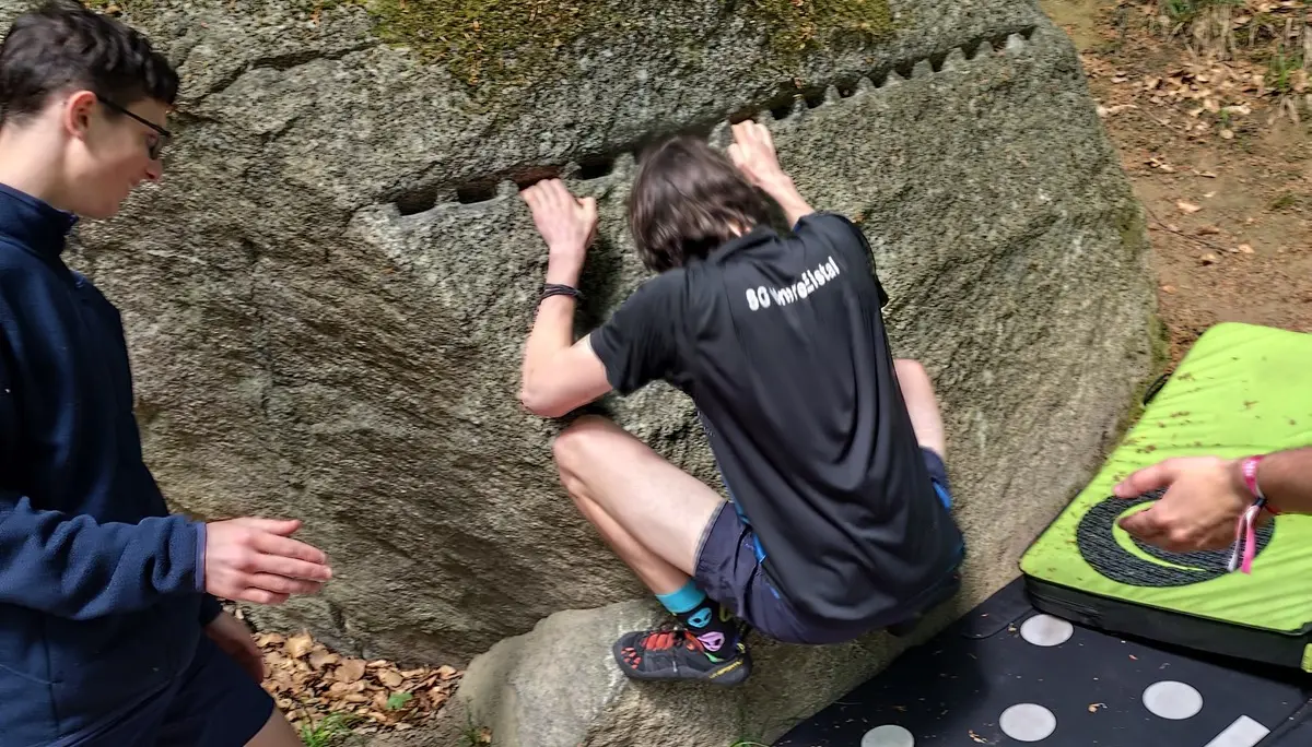 jungs beim felsbouldern | © david wahl
