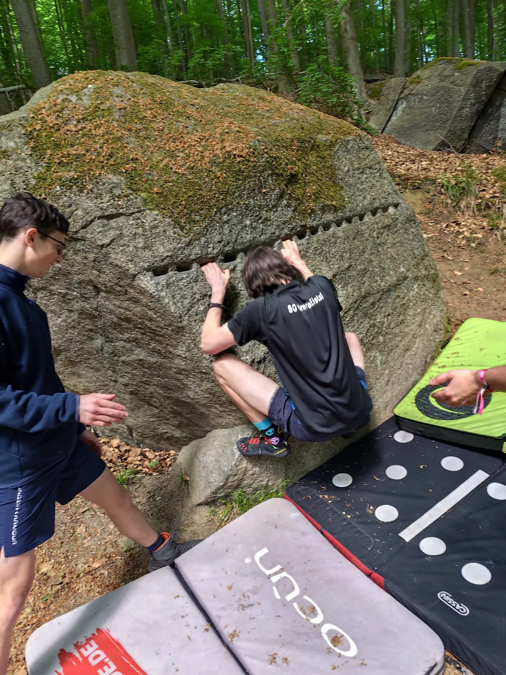jungs beim felsbouldern | © david wahl
