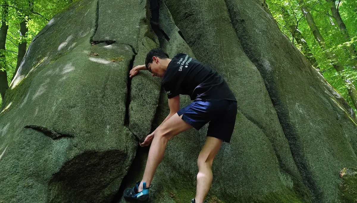 jungs beim felsbouldern | © david wahl