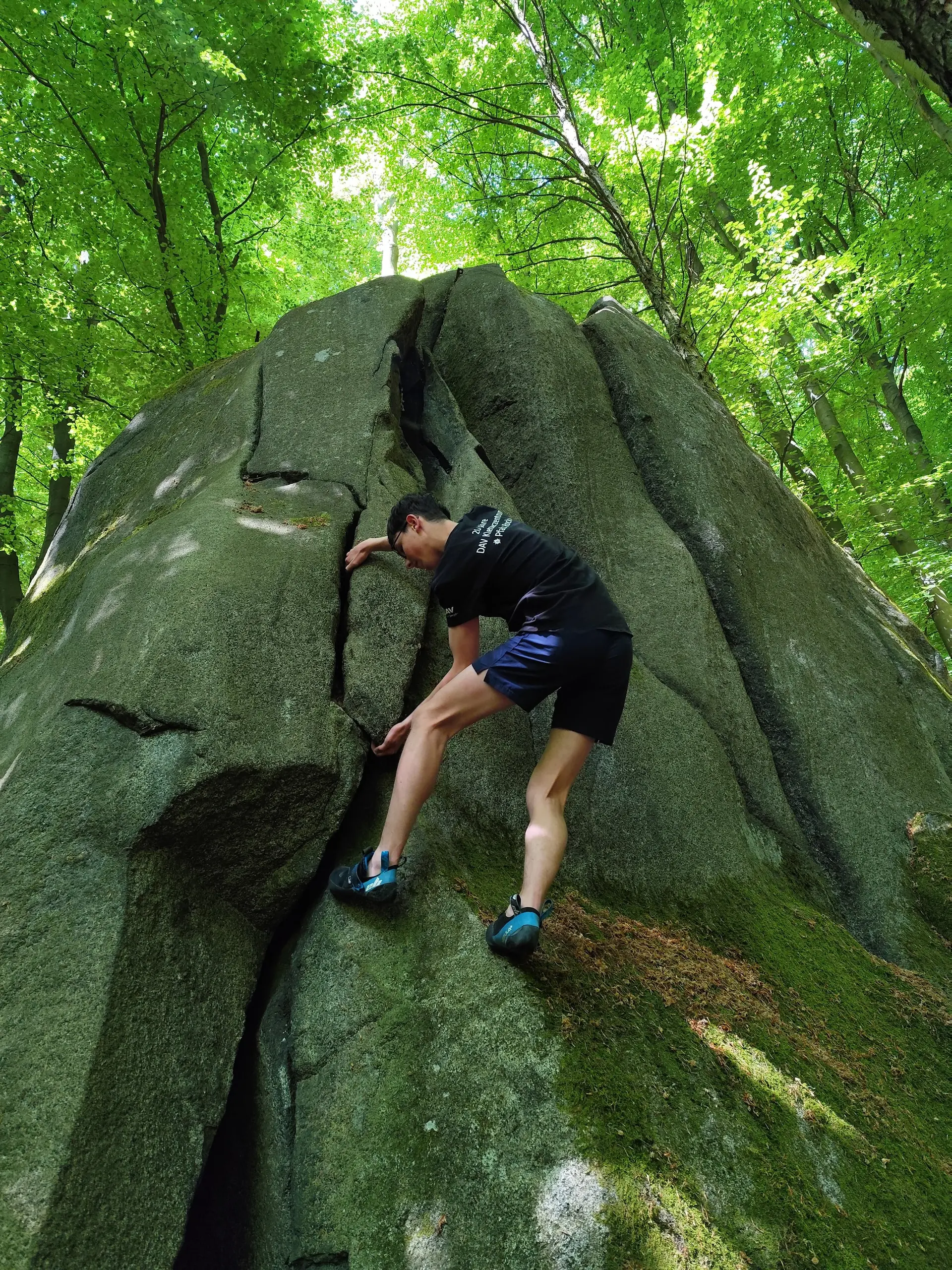 jungs beim felsbouldern | © david wahl