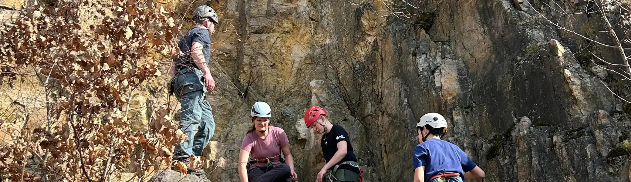 klettergruppe am felsen | © leonie hoffmann
