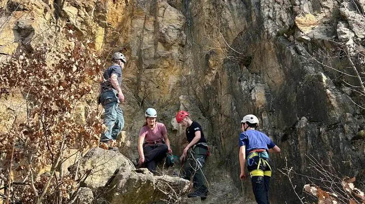 klettergruppe am felsen | © leonie hoffmann
