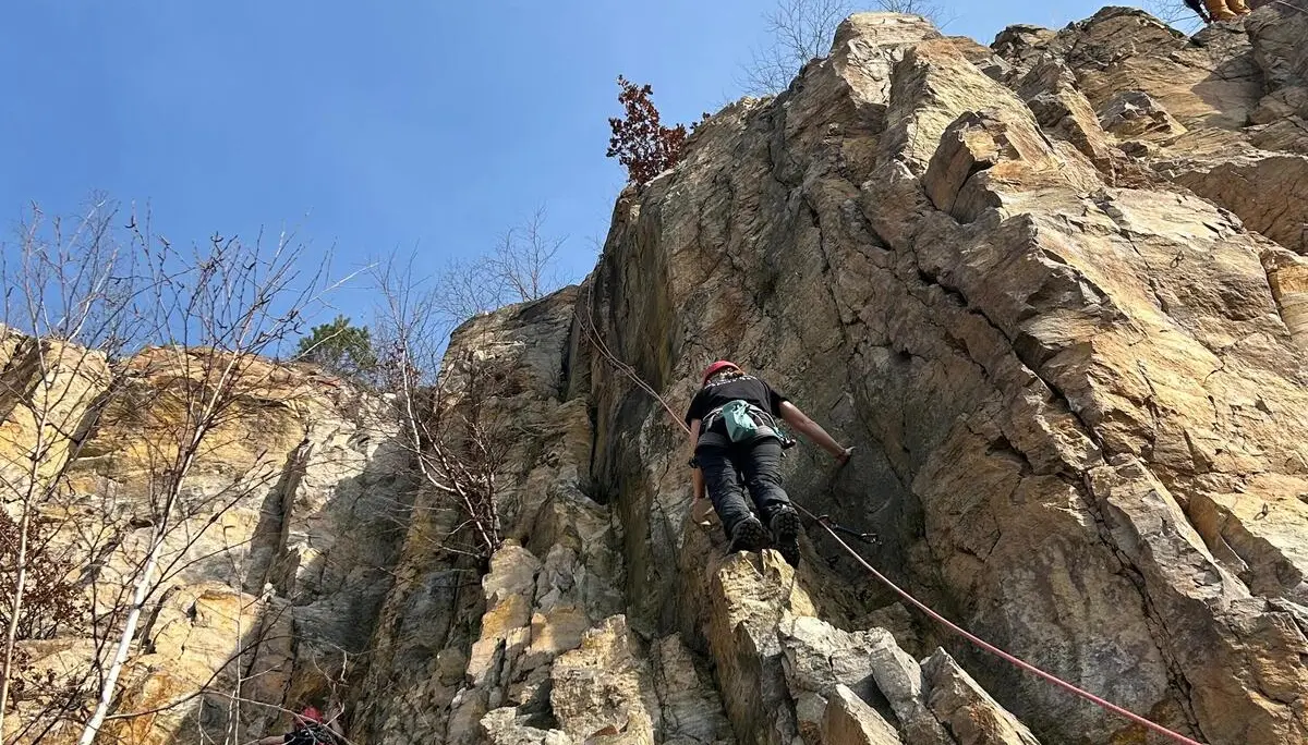 junge beim felsklettern | © leonie hoffmann