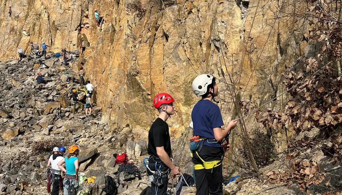 jungs beim sichern  | © leonie hoffmann