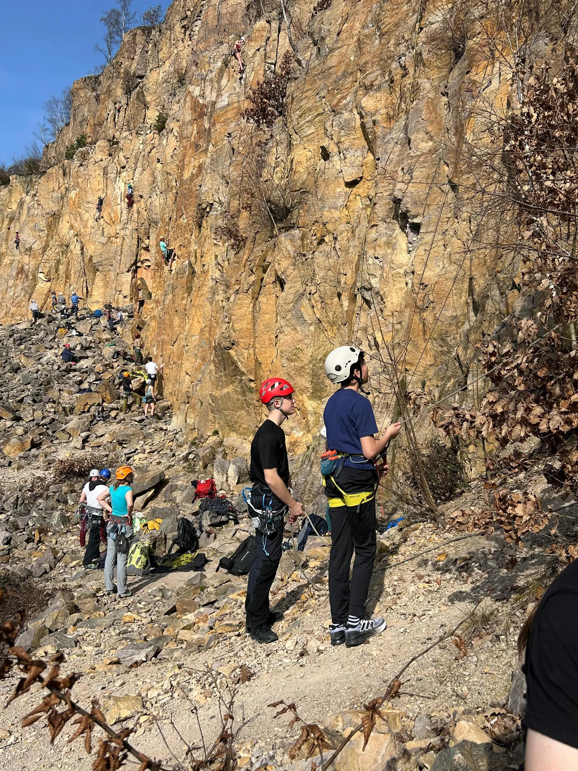 jungs beim sichern  | © leonie hoffmann