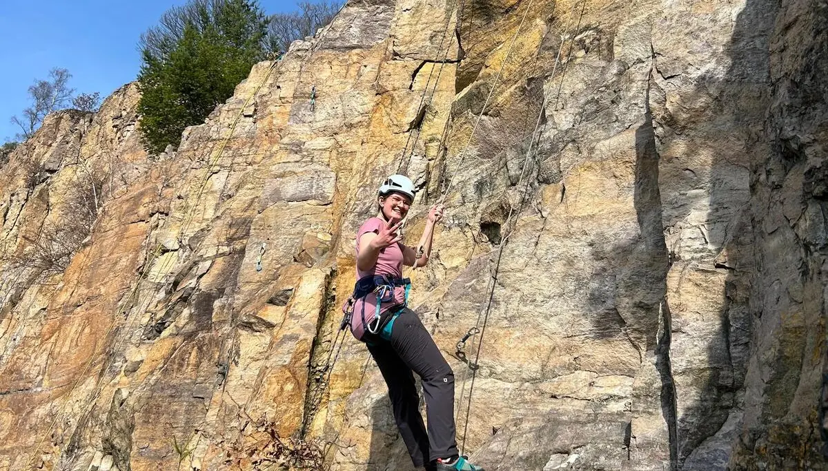 mädchen beim felsklettern | © leonie hoffmann