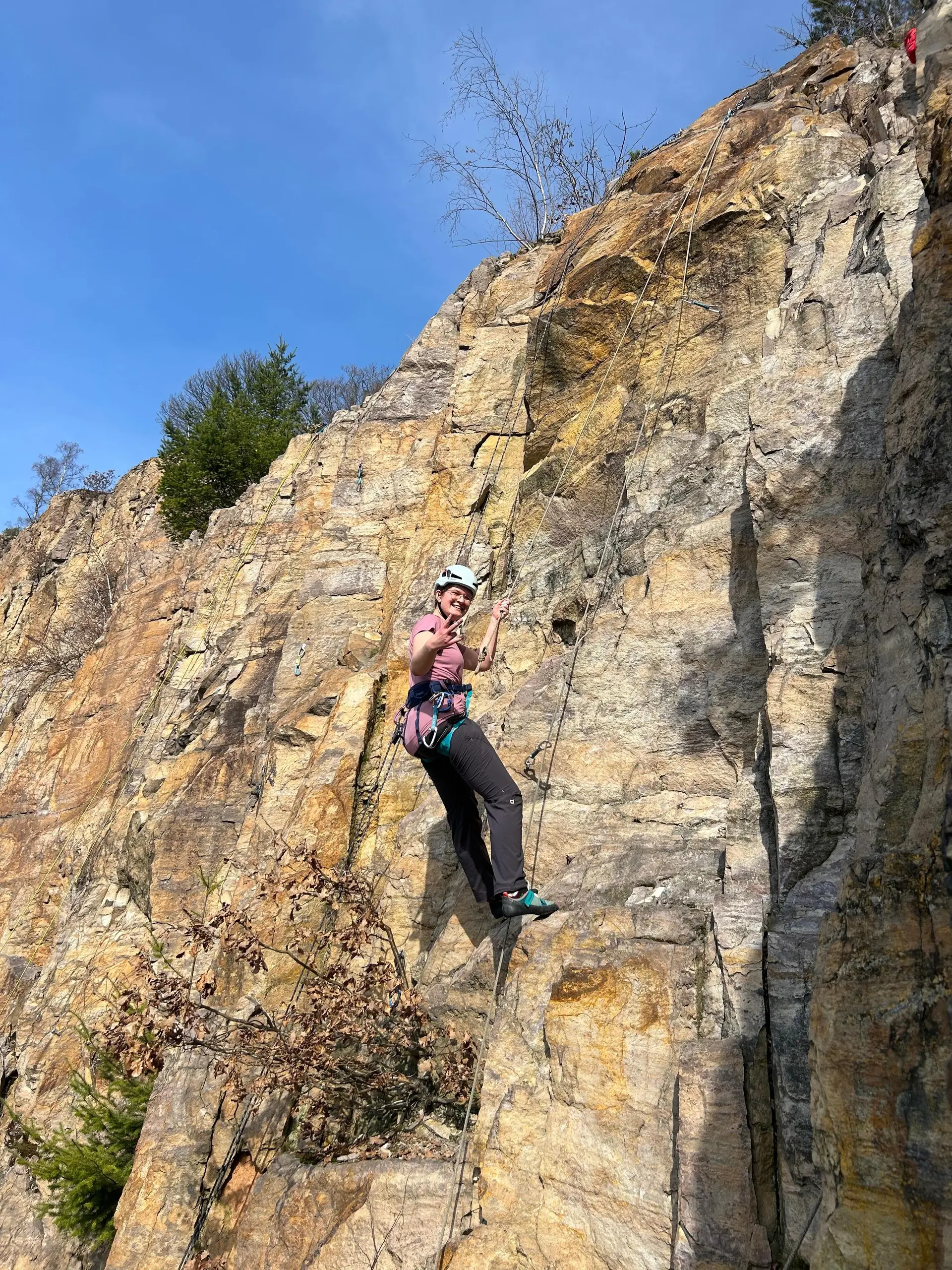 mädchen beim felsklettern | © leonie hoffmann