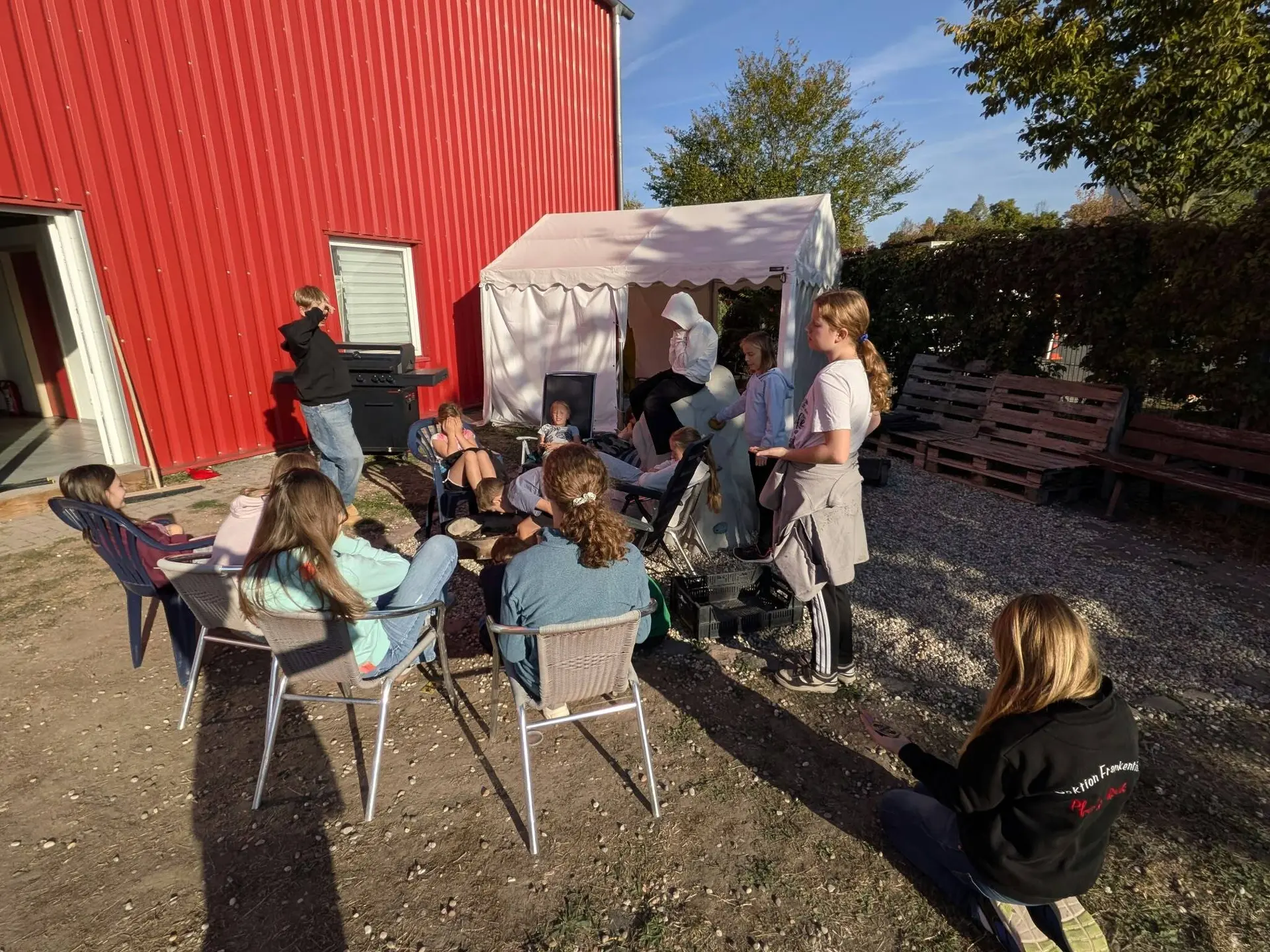 Gruppenfoto Hallenübernachtung | © Laura Bowitz