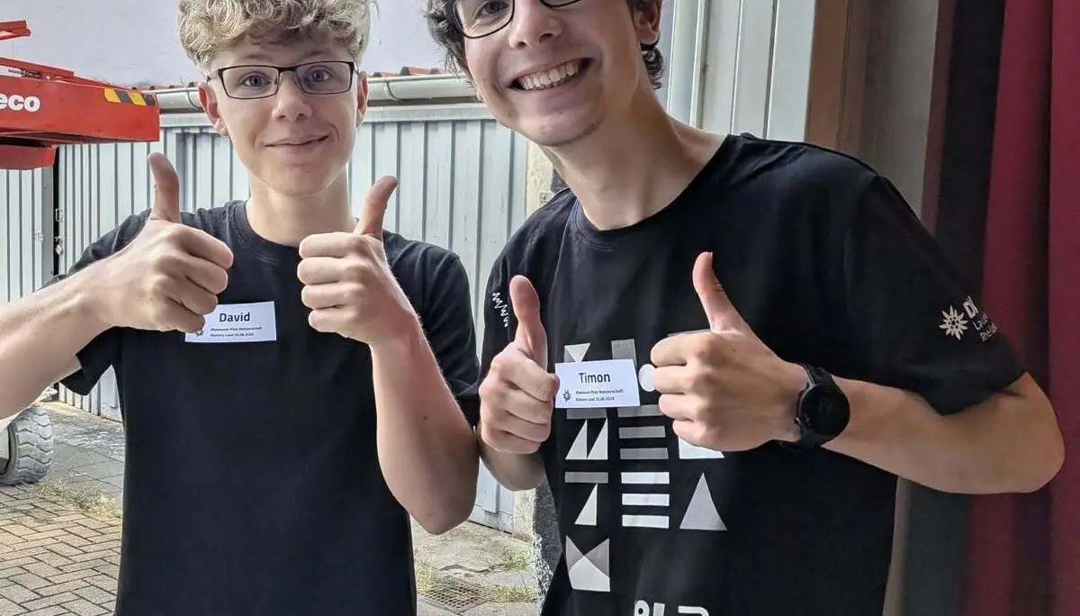 happy jungs beim helfen  | © laura bowitz