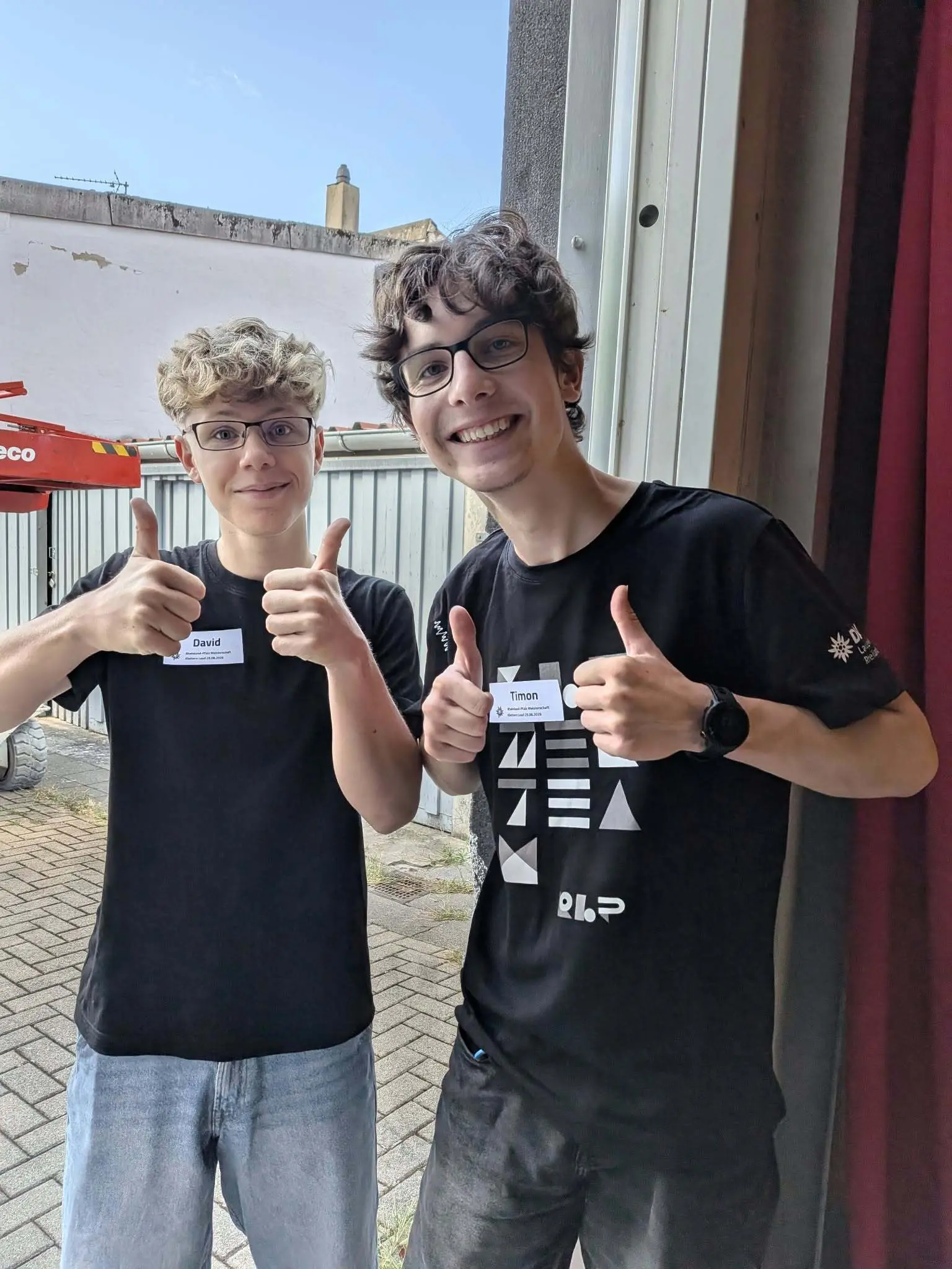 happy jungs beim helfen  | © laura bowitz