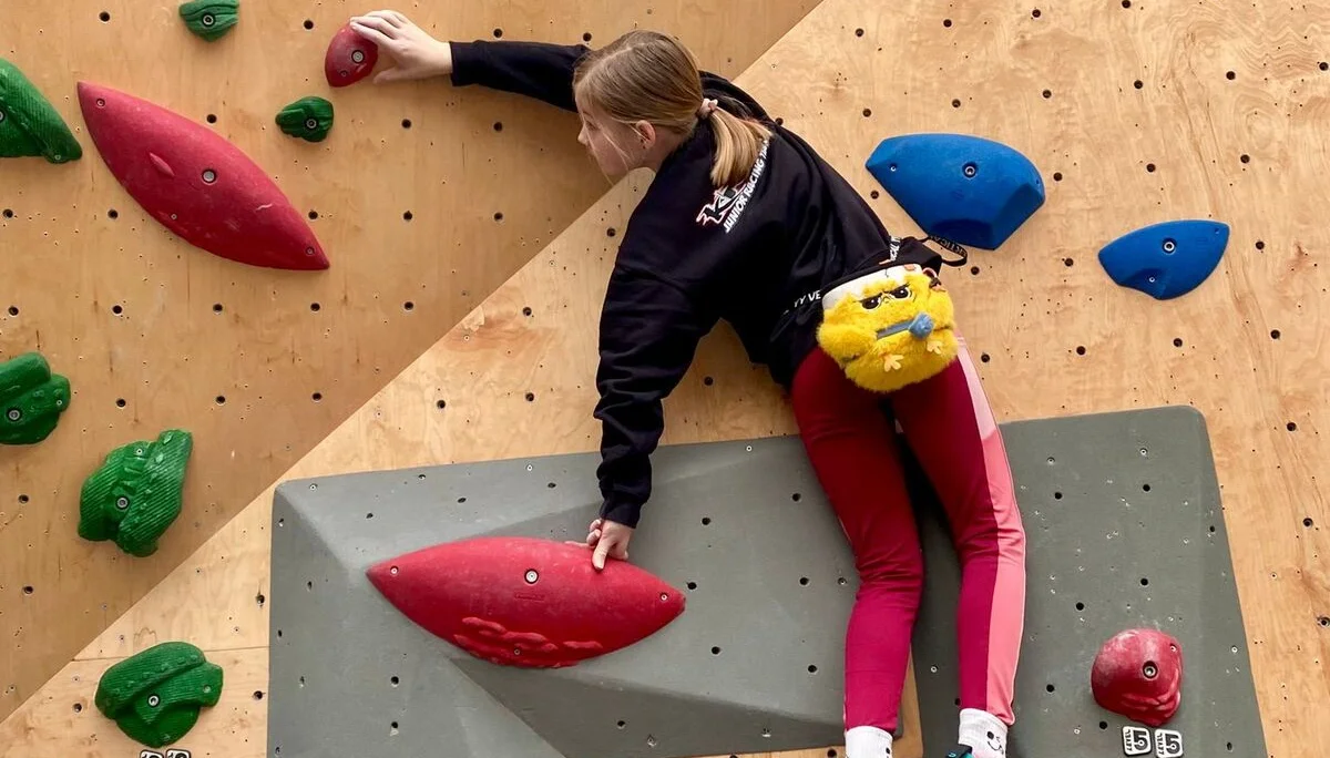 mädchen beim bouldern  | © leonie hoffmann