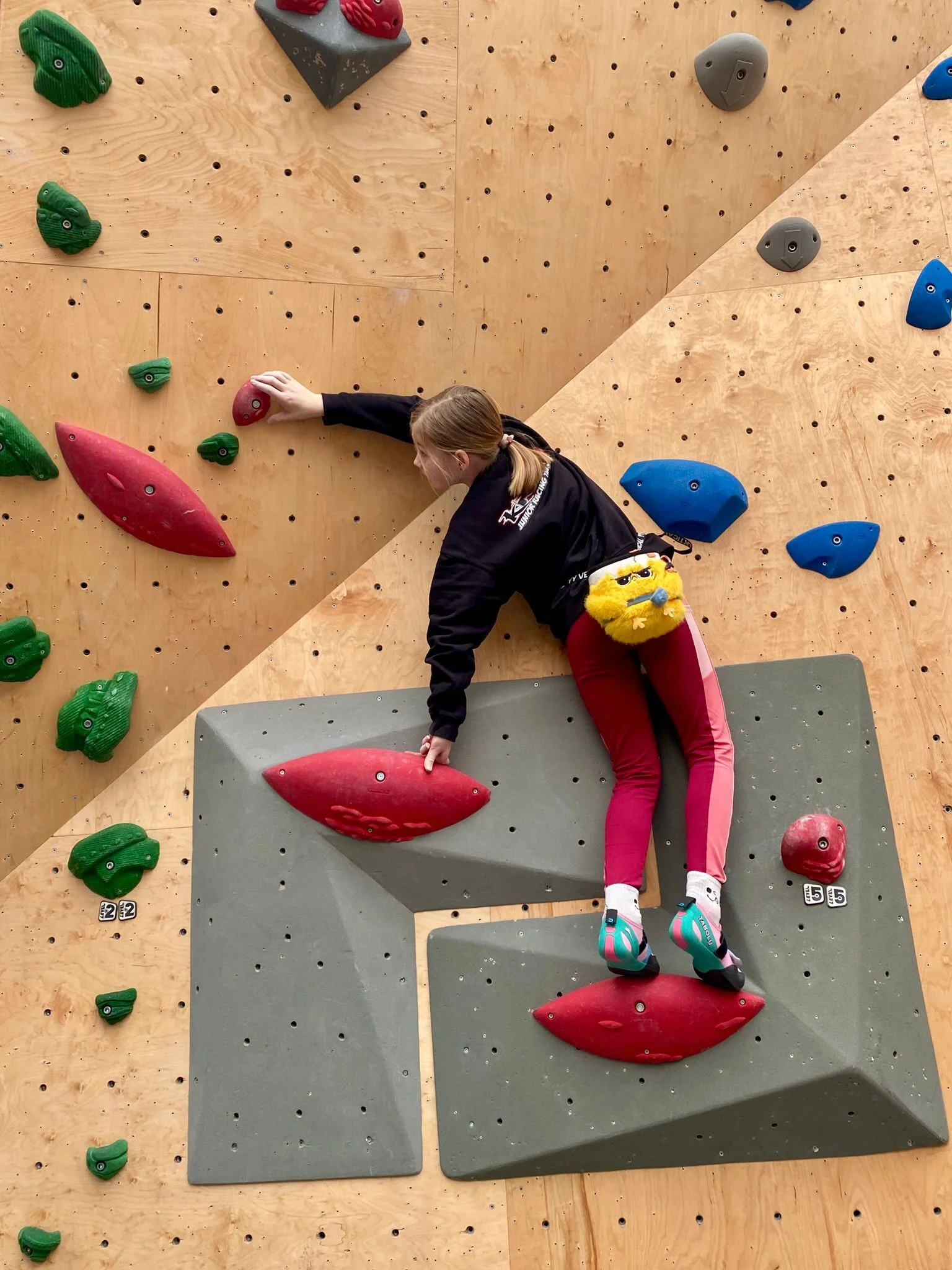 mädchen beim bouldern  | © leonie hoffmann