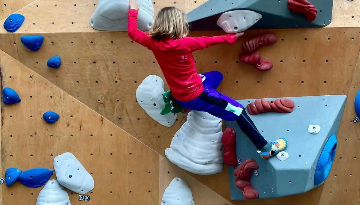 mädchen beim bouldern  | © leonie hoffmann