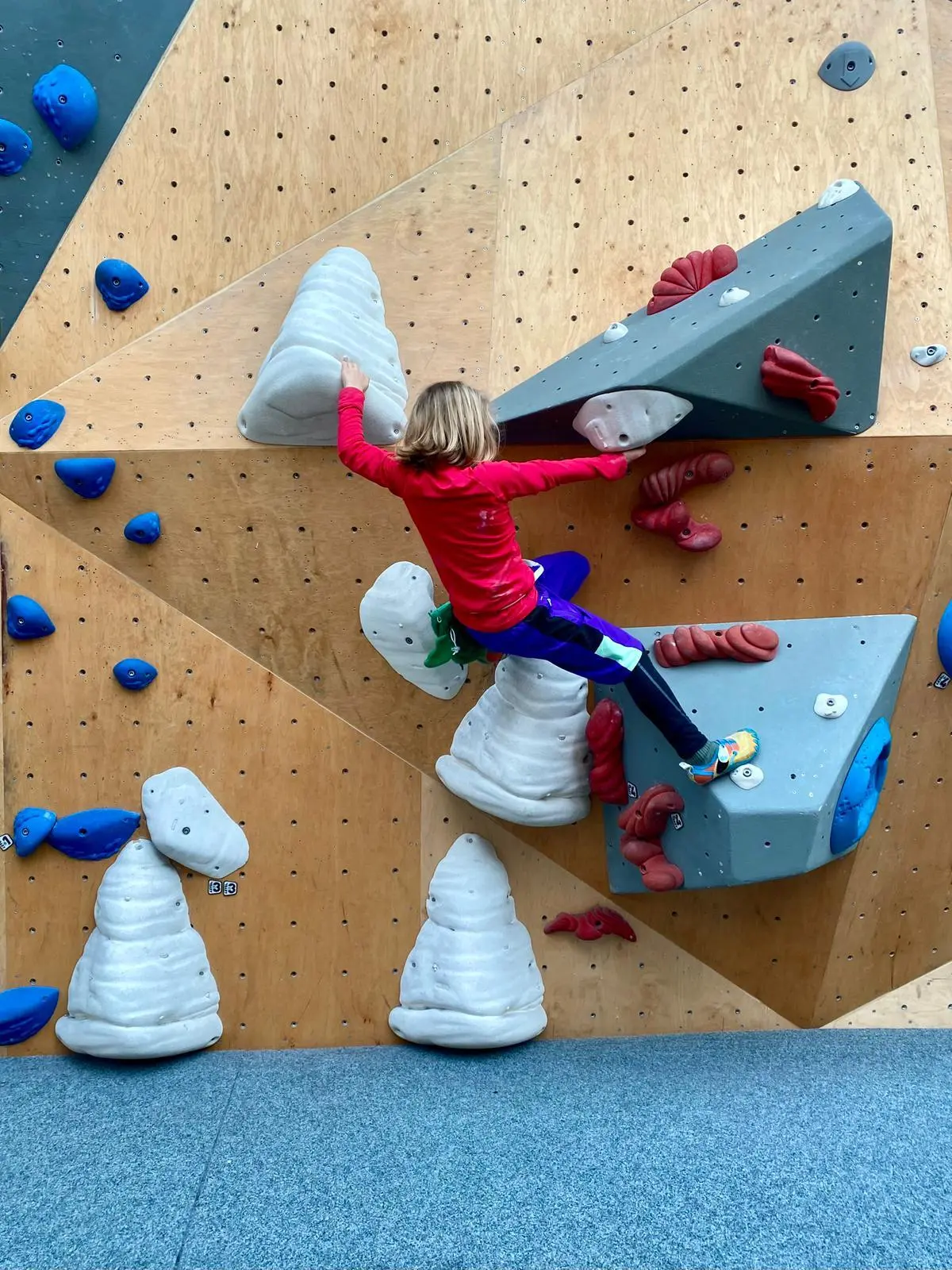 mädchen beim bouldern  | © leonie hoffmann