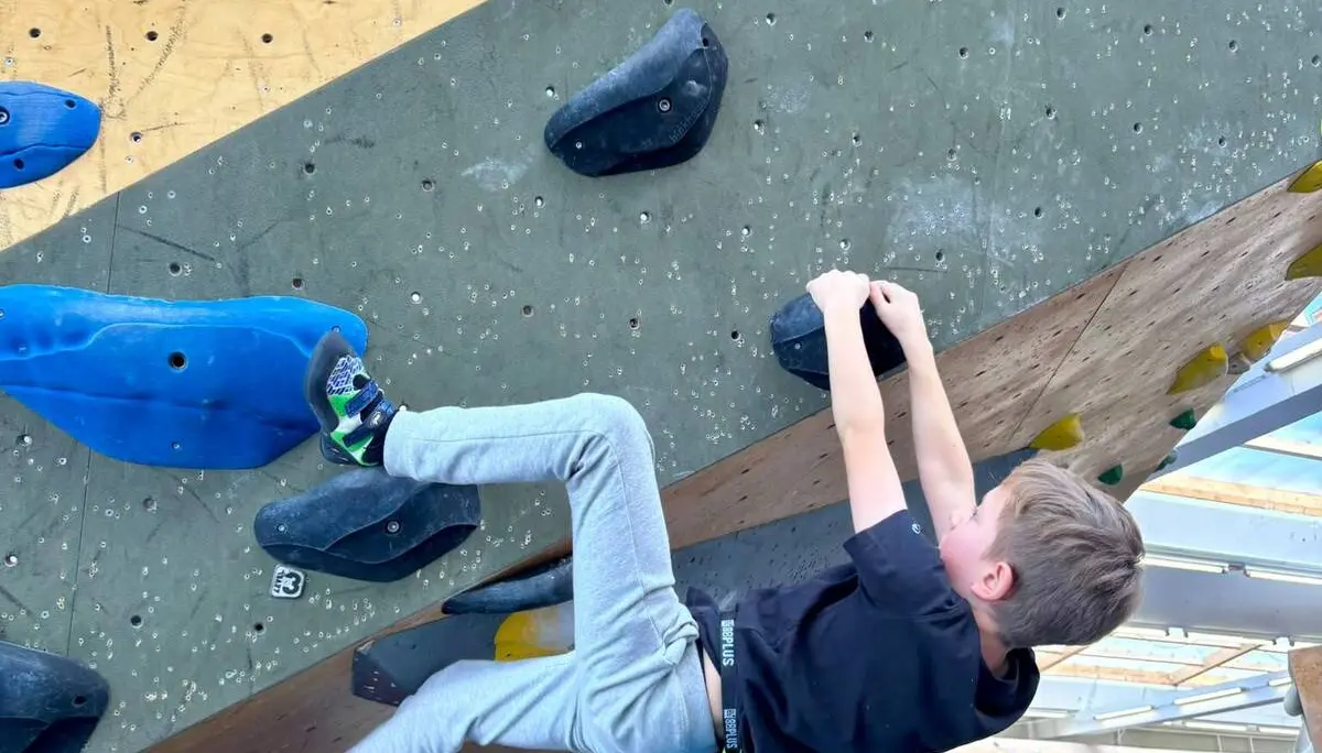 junge beim bouldern  | © johanna corneließen