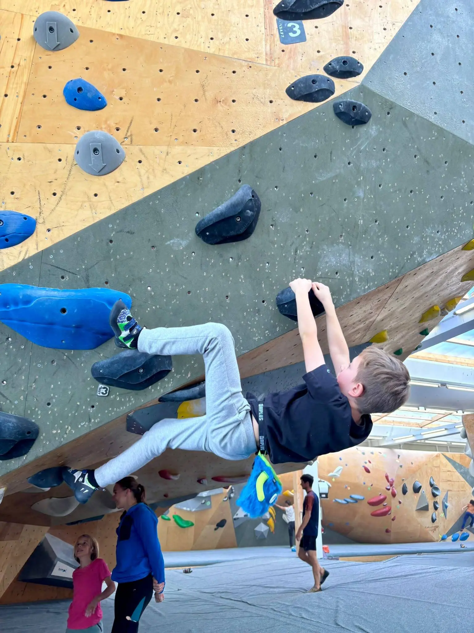 junge beim bouldern  | © johanna corneließen