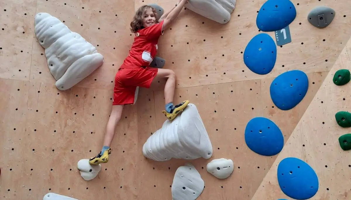 junge beim bouldern  | © johanna corneließen