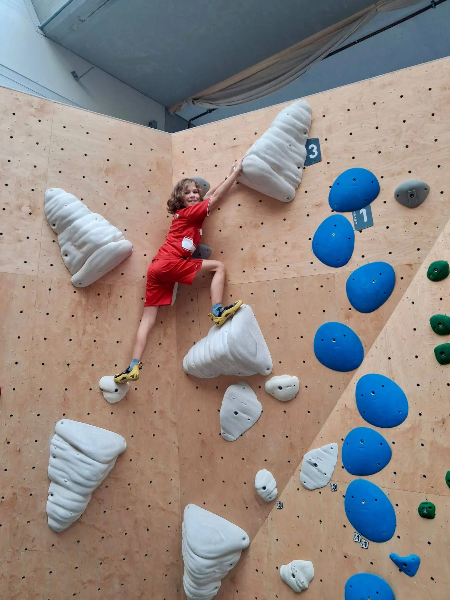 junge beim bouldern  | © johanna corneließen