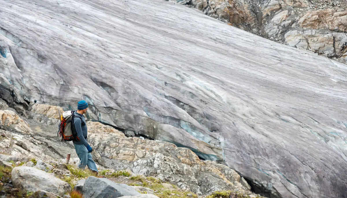 Ein Mann mit Rucksack wandert auf einem Gletscherfeld | © DAV/Marco Kost